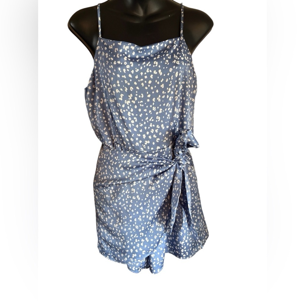 Le Lis Blue & White Floral Tie-Waist romper size M NWOT